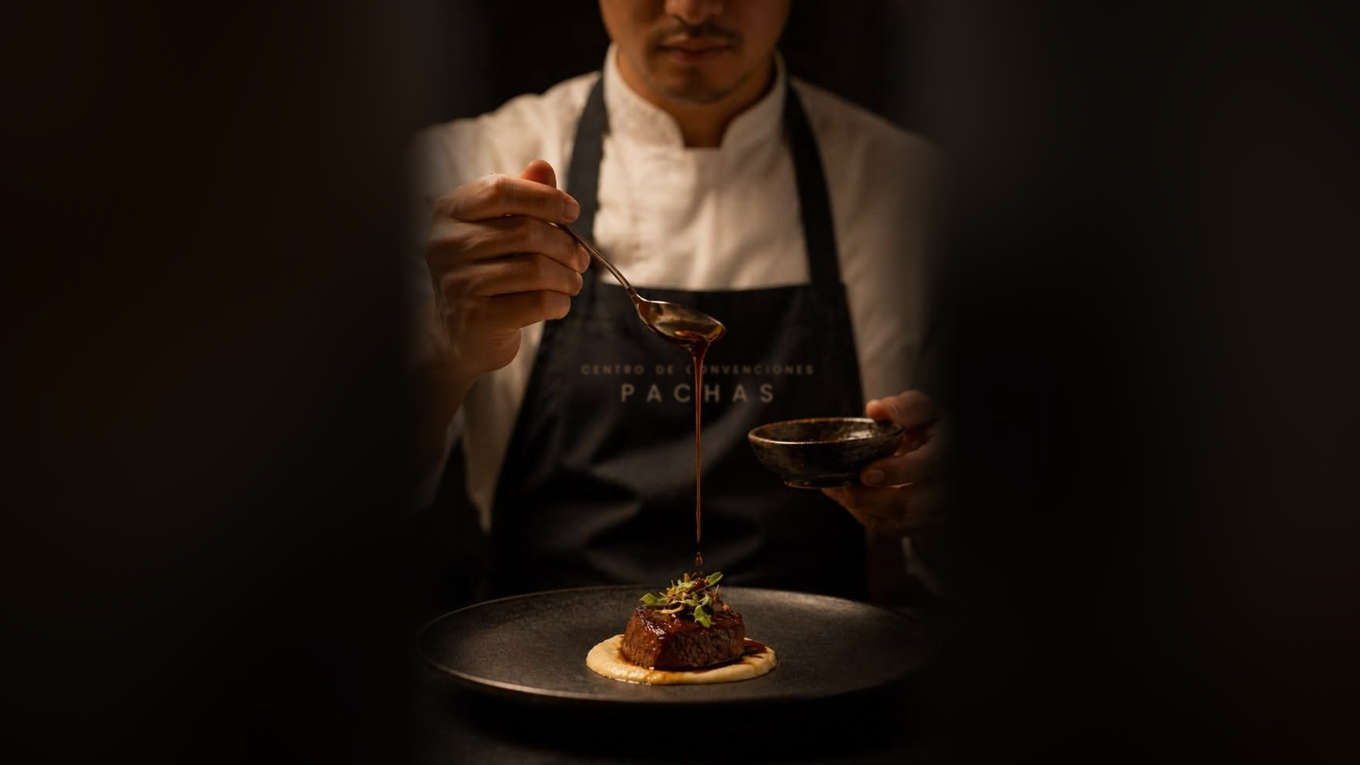 Chef de Pachas VIP emplatando un plato de la carta
