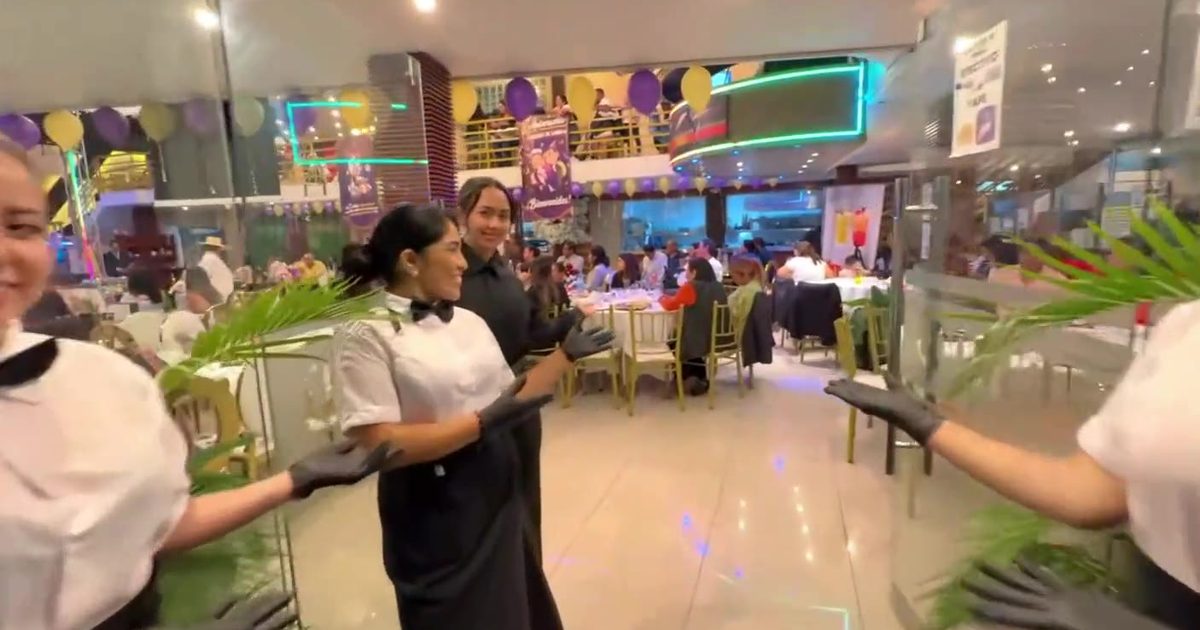 Montaje de mesas en el salón principal